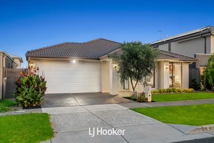 8 Leafy Circuit, Cranbourne East VIC 3977