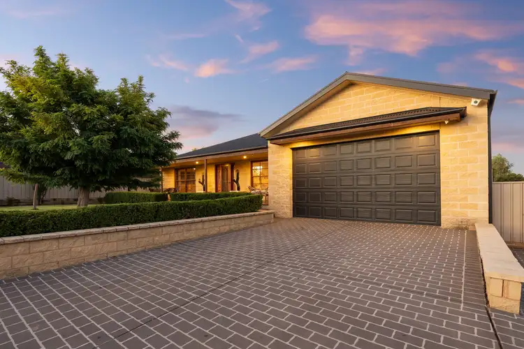 18 Stirling Boulevard