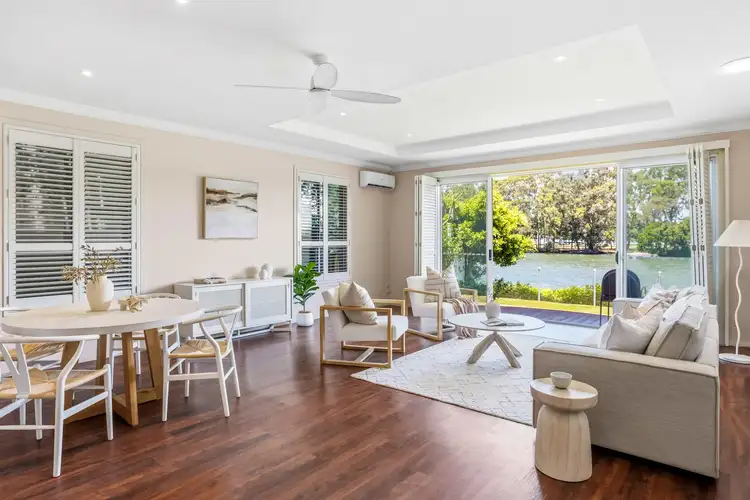 2/243 Stanhill Drive