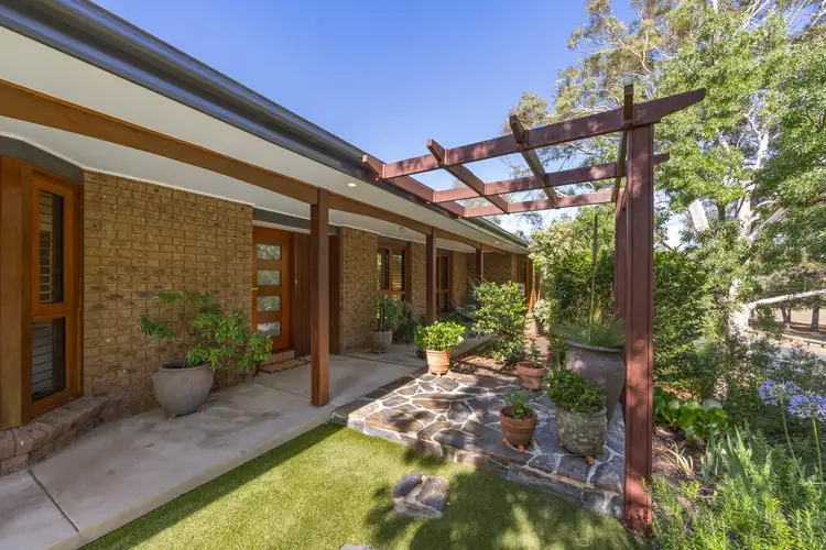 2 Jackie Howe Crescent