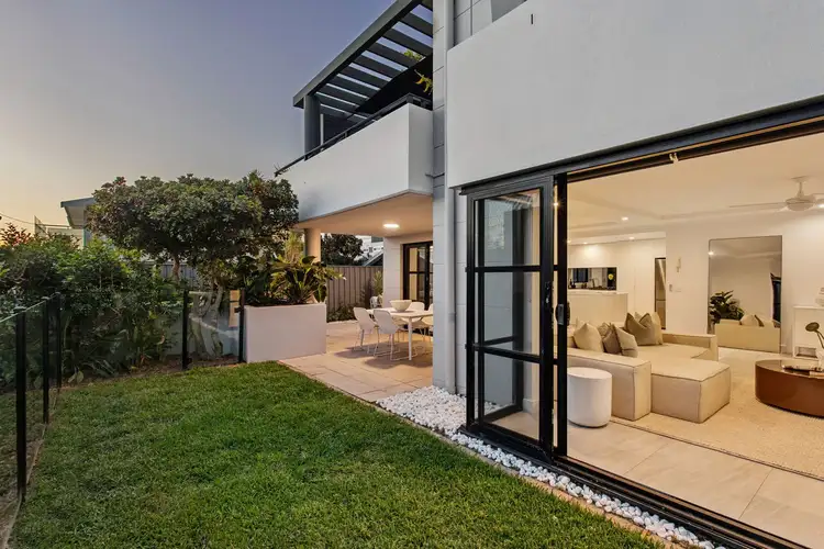 2/4 Narrabeen Street