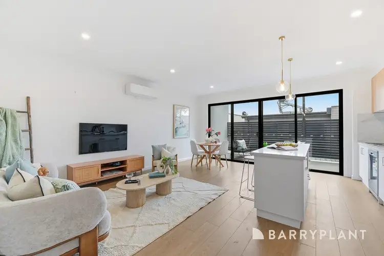 2/8 Mountain Gate Drive