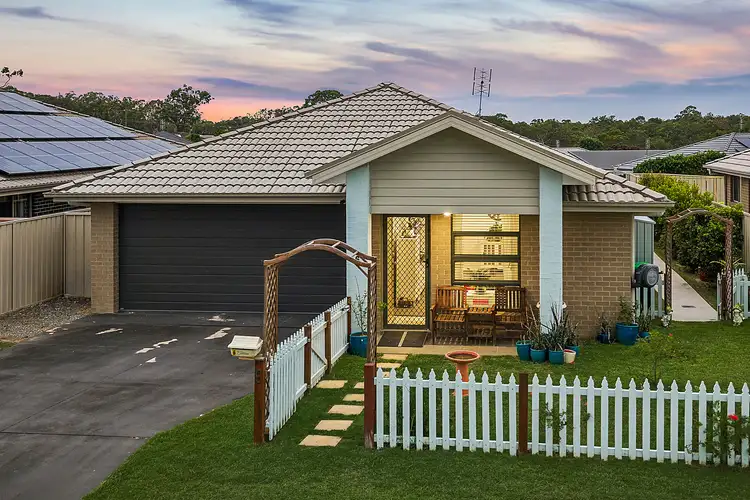 6 Cams Boulevard, Summerland Point NSW 2259