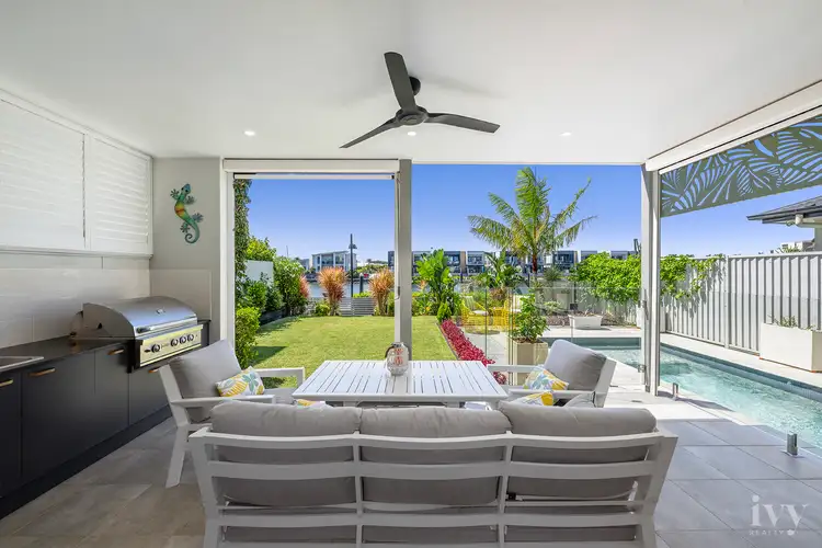 15 Waters Close