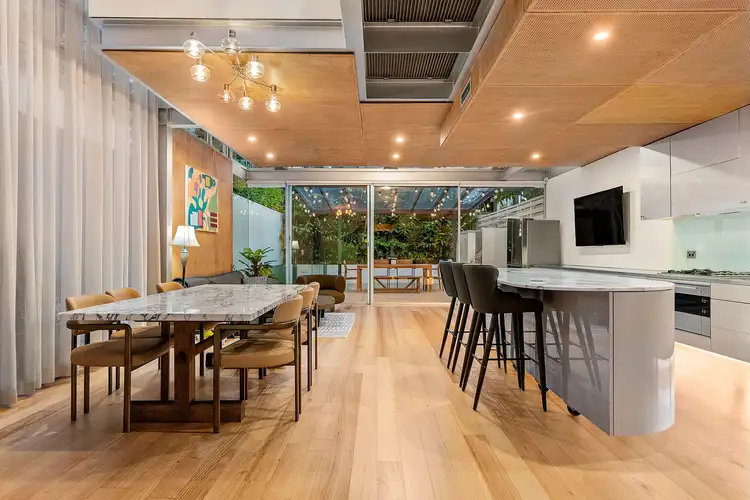 6 Davies Avenue