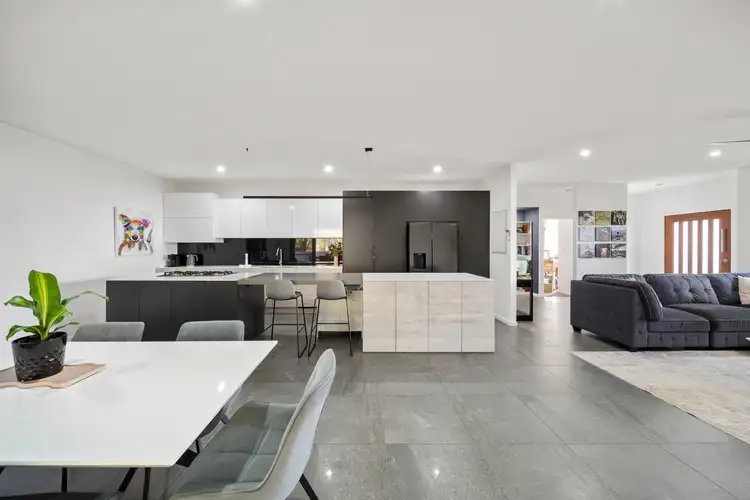 17 Tree View Crescent