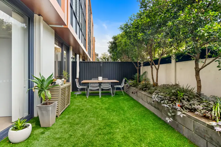 G04/16-22 Sturdee Parade