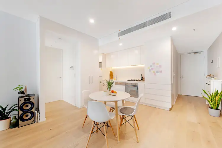 402/23 Pelican Street