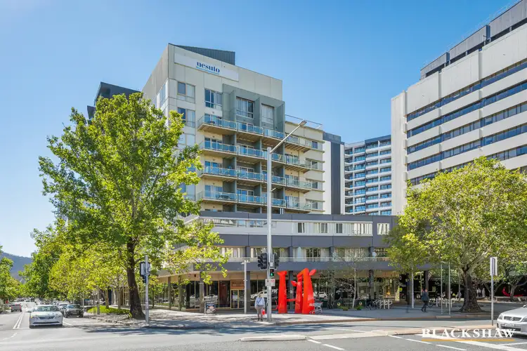 30/2 Akuna Street
