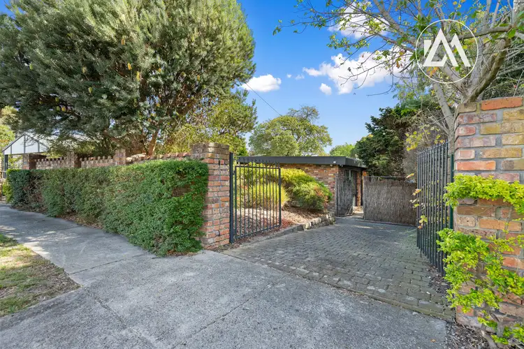 21 Oaklands Crescent