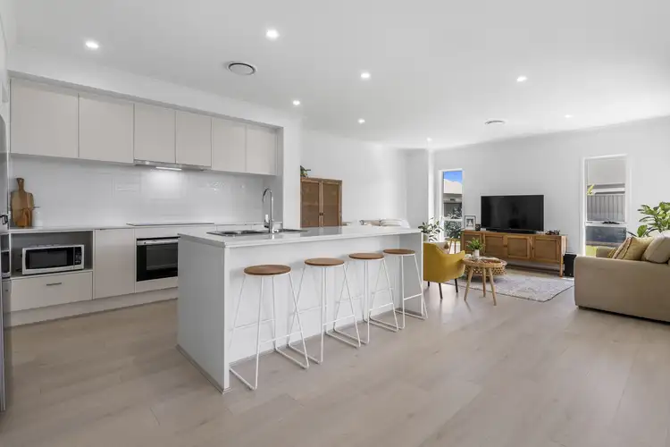 62 Bowen Loop