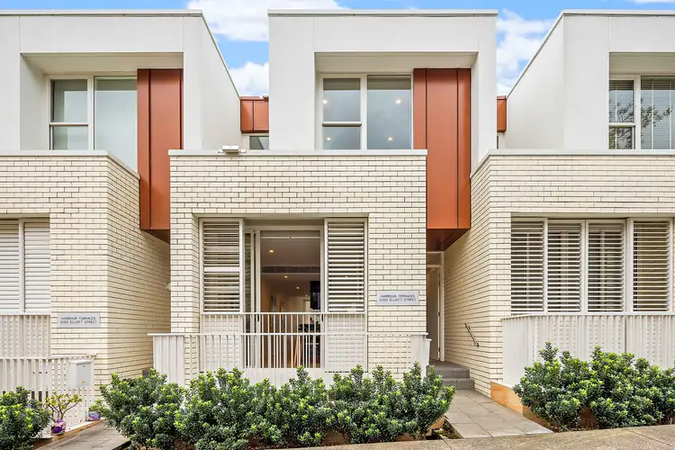 2/102 Elliott Street