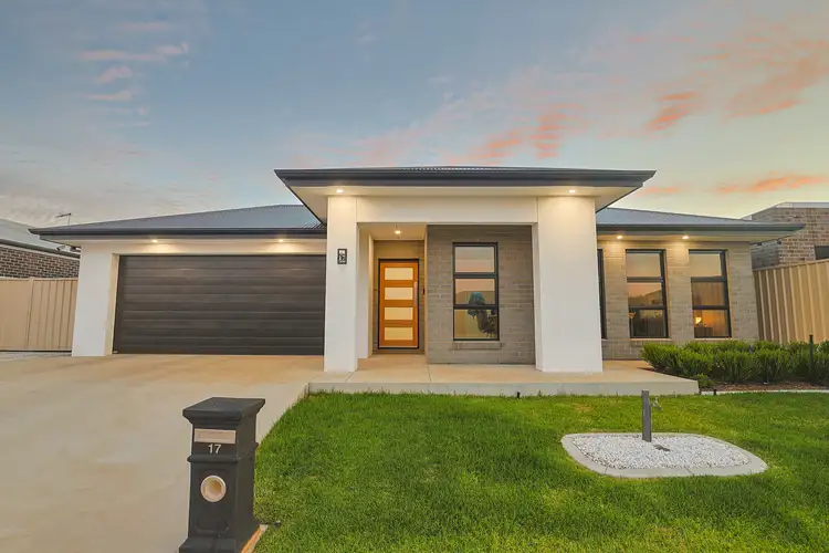 17 Como Drive