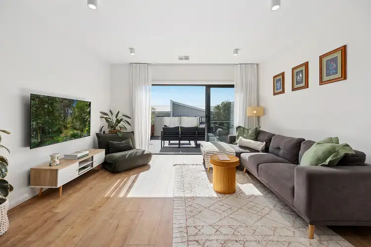 11/4 Martel Street