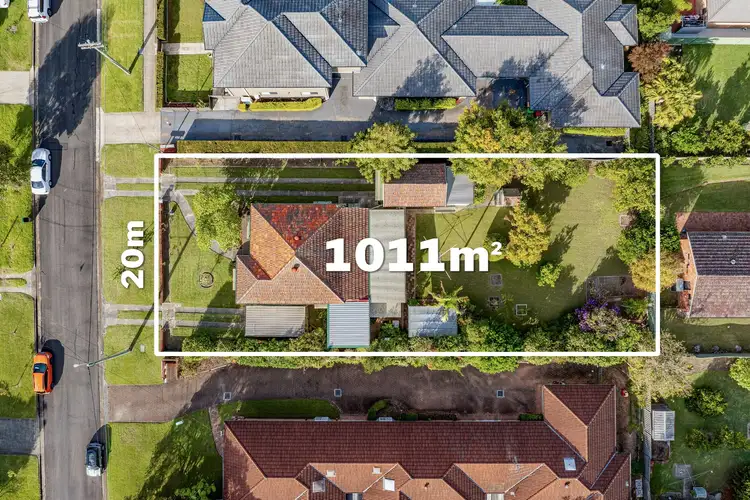 10 Deakin Street