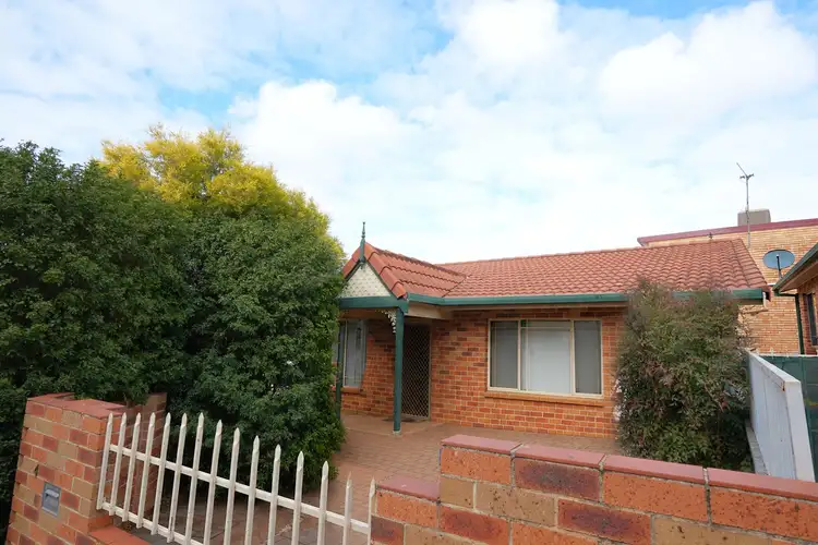 2/4 Banna Lane