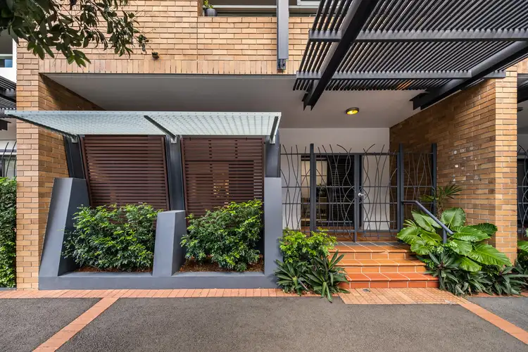 2/33 Helen Street