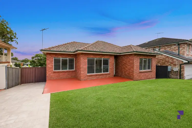 7 Collins Crescent