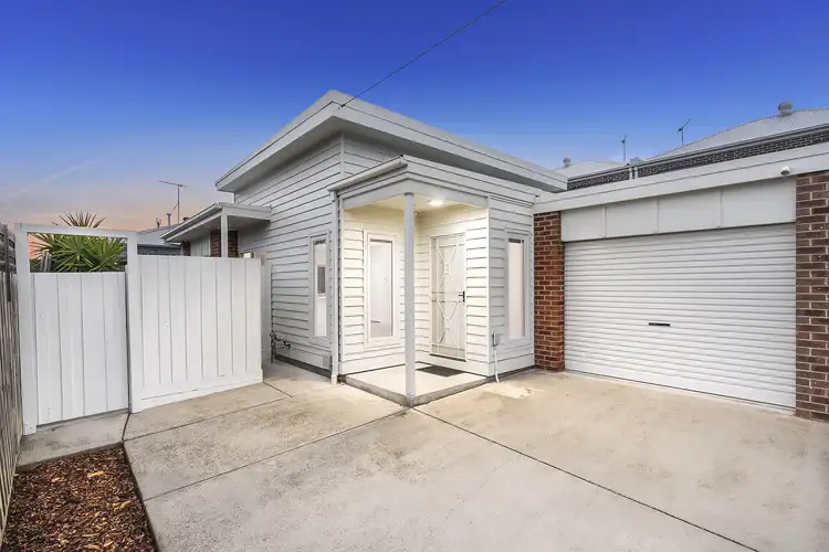 2/27 Deakin Street