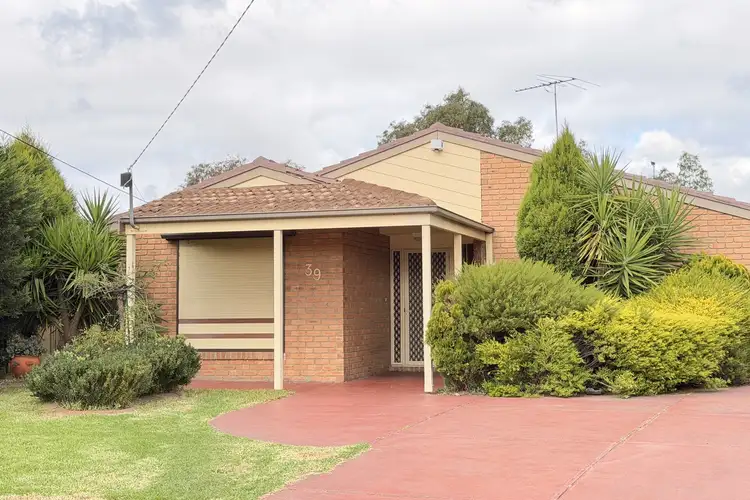 39 Pommel Crescent