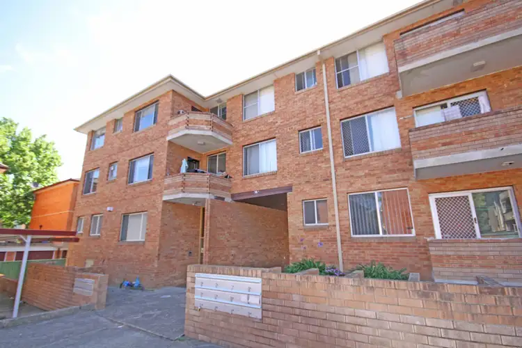 6/16a Wigram Street
