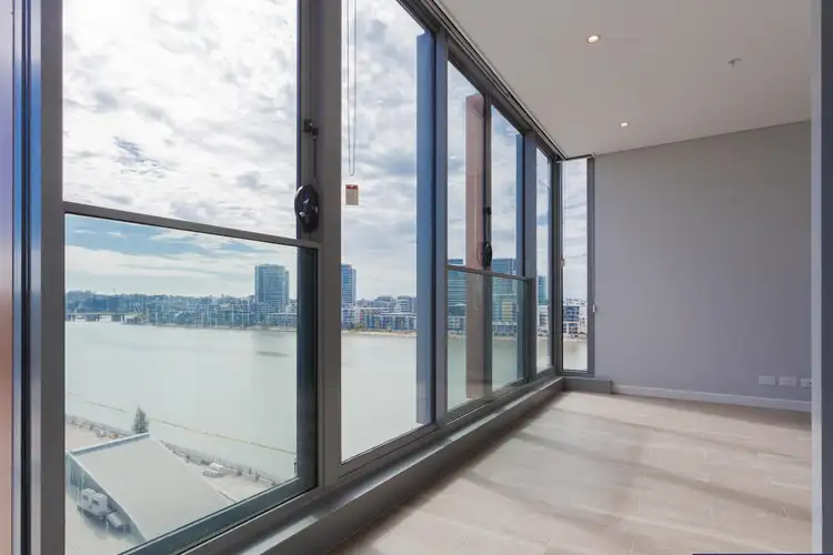 906/3 Foreshore Place