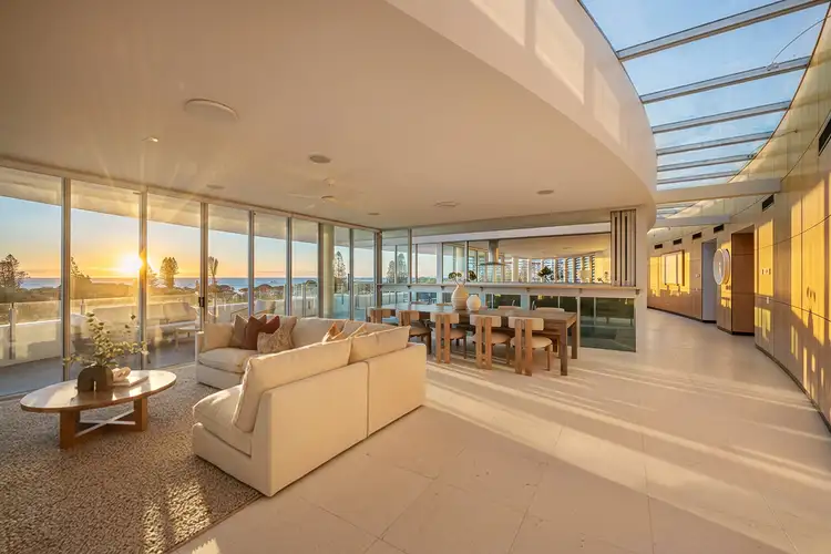 4318/1808 David Low Way