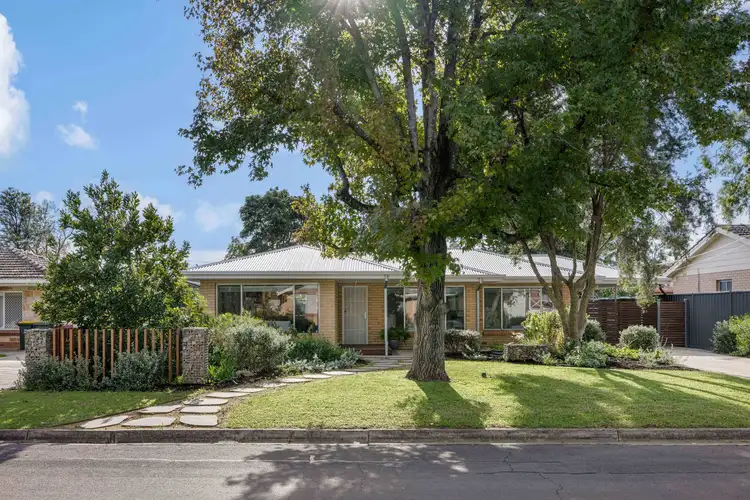 17 Beaufort Crescent