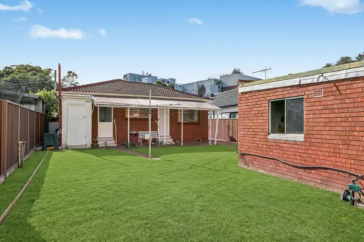 24 Swinbourne Street