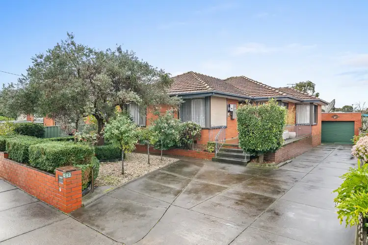 52 Lockton Avenue