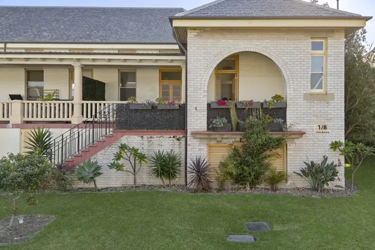 1/8 Curie Avenue