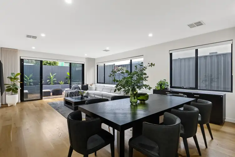 75a Deakin Street