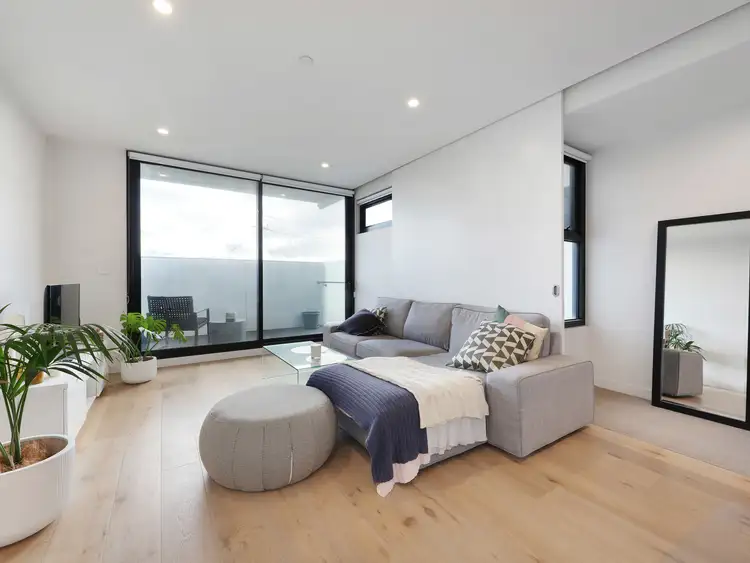 206/730A Centre Road