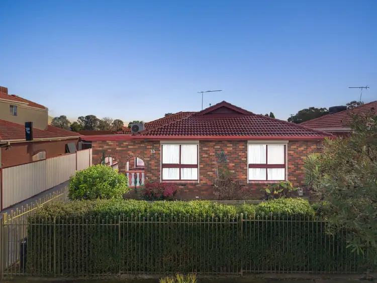 33 Leighton Crescent