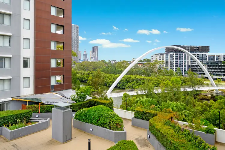 401/6 River Road West