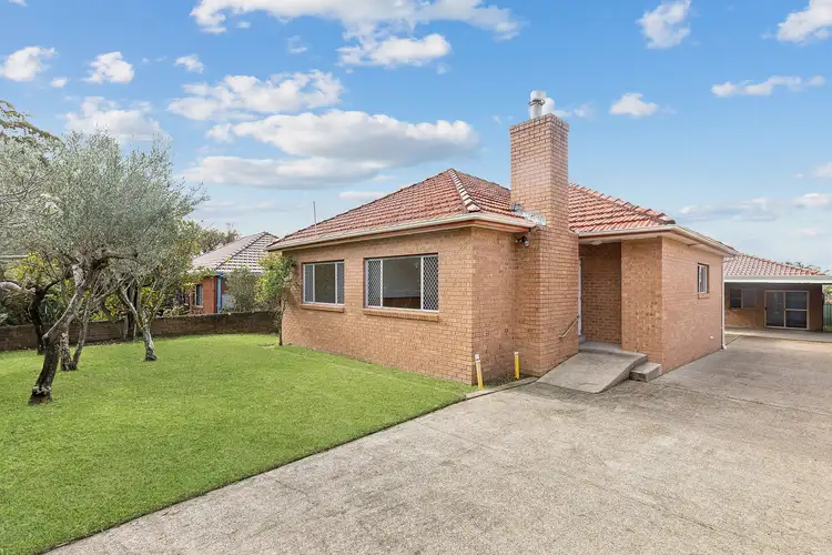 33 Waratah Parade