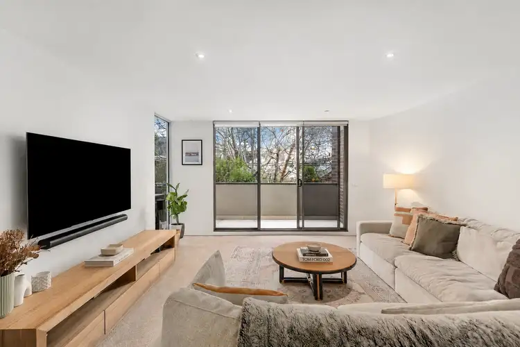 8/3-5 Daley Street
