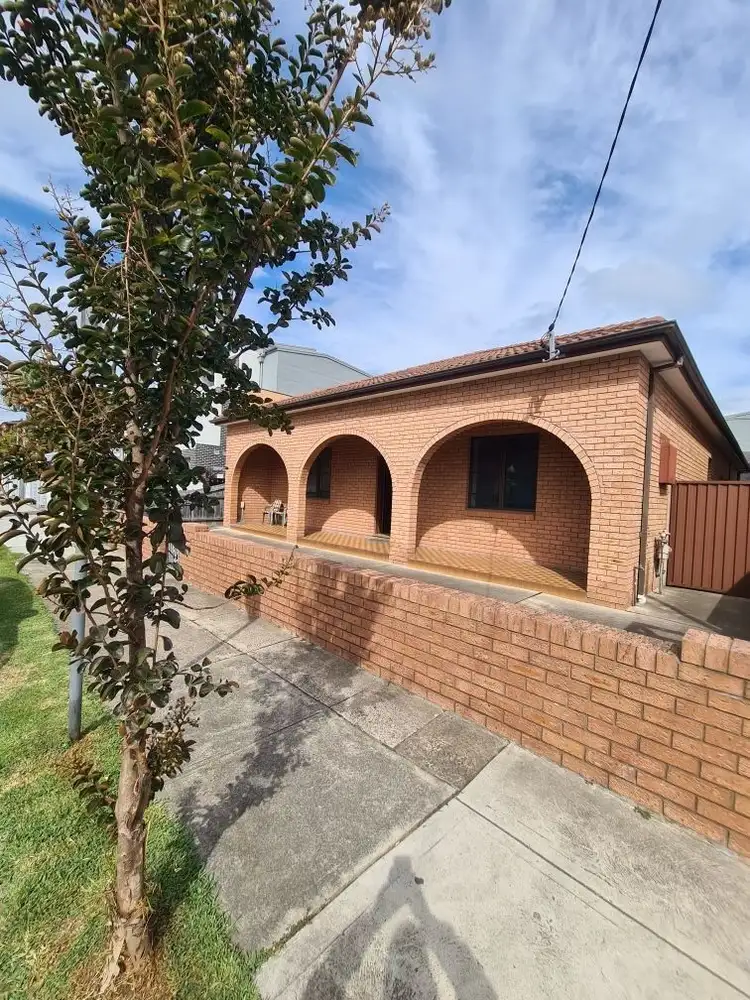 16 MacIntosh Street