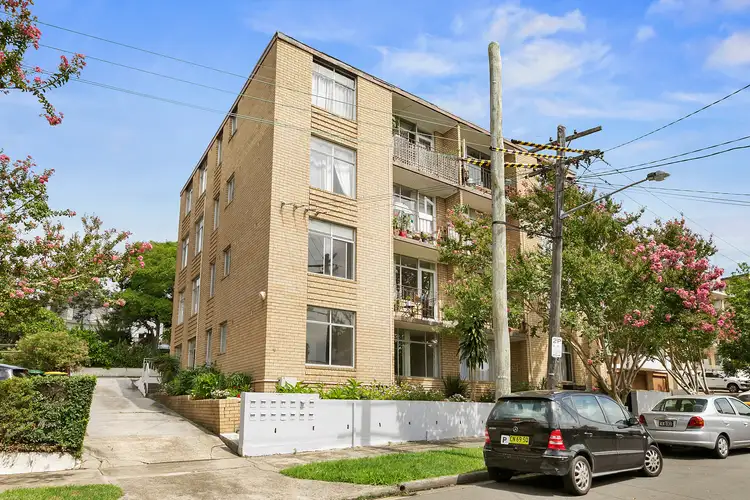1/4 Avona Avenue