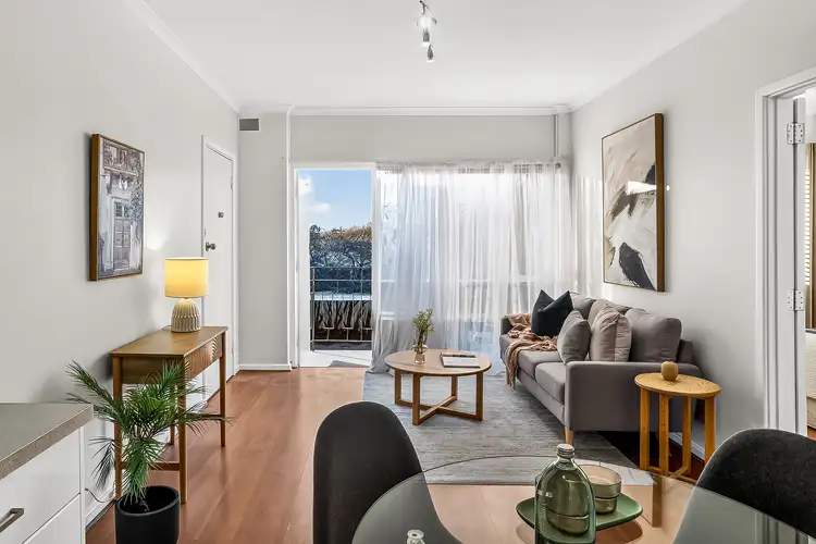 9/15 Warwick Avenue