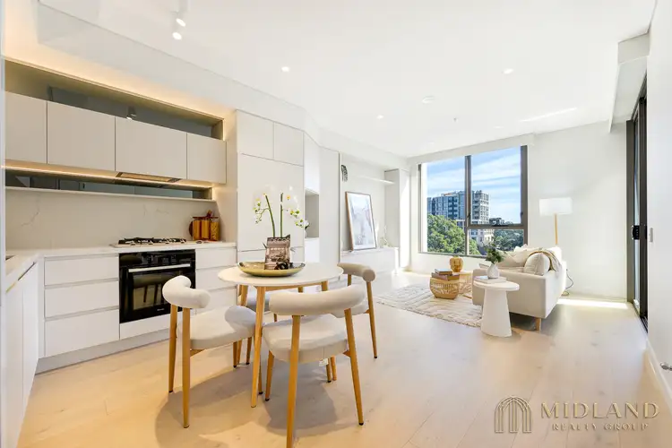 802/15 Canberra Avenue