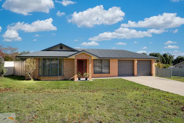 6 Maroney Close