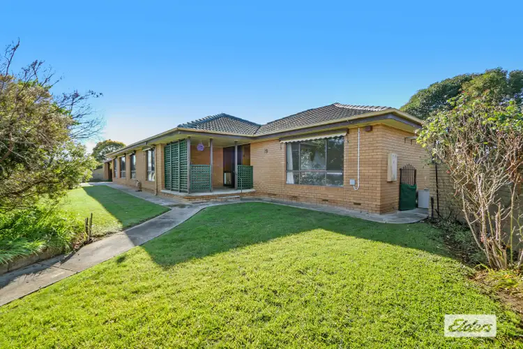 19 Robert Crescent