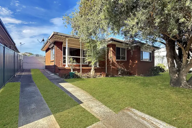 4 Lake Entrance Road