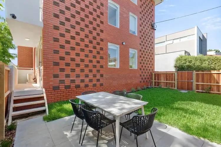 2/18 Gladstone Street