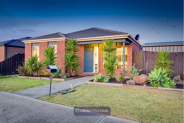 2 Karwarren Way, Cranbourne West VIC 3977