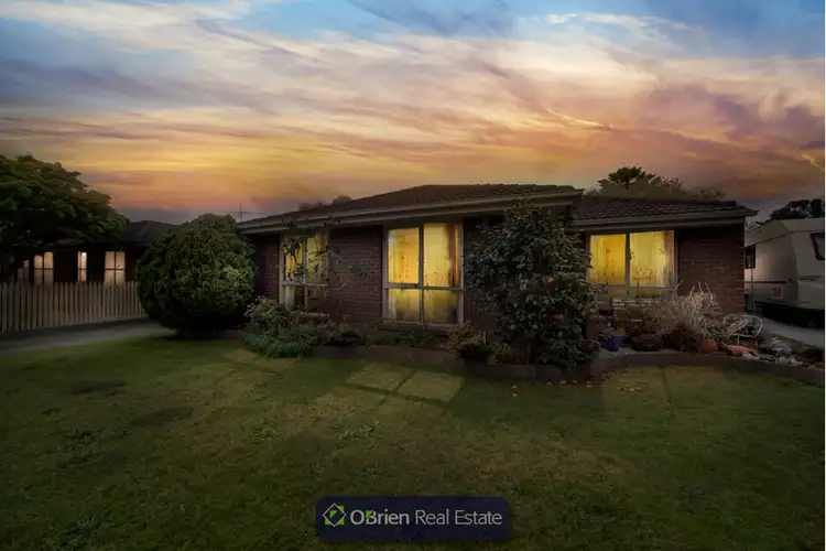 5 Courtenay Avenue, Cranbourne North VIC 3977