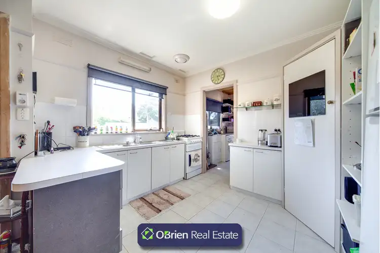 Fifth view of Homely house listing, 8 Mundaring Drive, Cranbourne VIC 3977