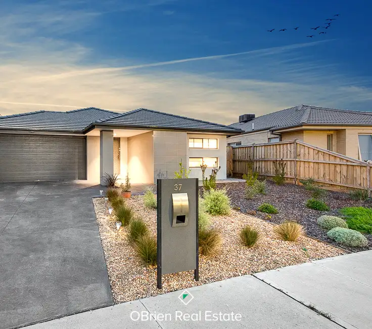 37 Freshfields Drive, Cranbourne North VIC 3977