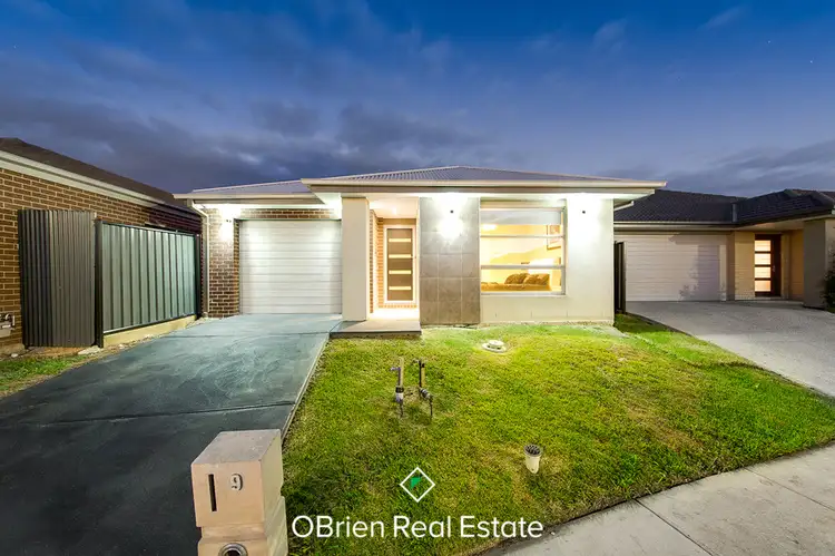 9 Connewara Crescent, Clyde North VIC 3978